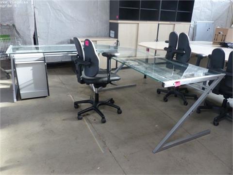 Bürorauminhalt, bestehend aus:   1 Schreibtischwinklekombination (Aufbau: Metall/Glas, ca. 2.000 /2.400 x 800 x 730  mm)