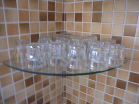 Glaseckregal mit kleinen Gläsern