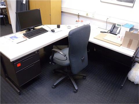 Schreibtischwinkelkombination mit Bürodrehstuhl, 2 Beistelltische