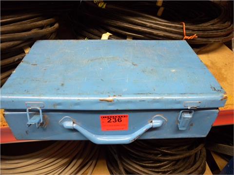 blauer Blechkoffer mit manuellem Spaltgerät