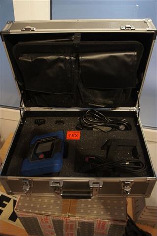Koffer mit Teilen einer Testanlage