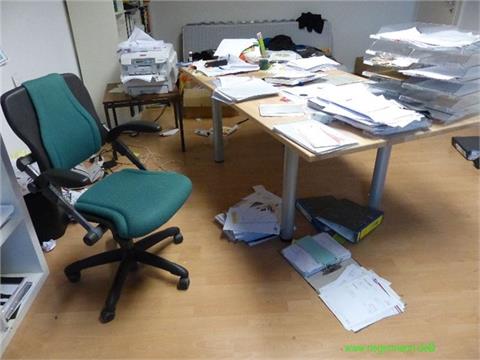 Schreibtisch mit Bürodrehstuhl