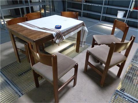 Tisch mit 6 Holzstühlen