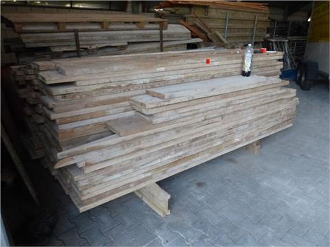 Holzbohlen und Holzdielen
