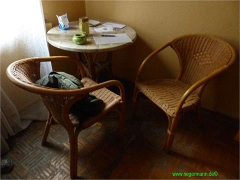Besuchertisch mit 2 Korbstühlen