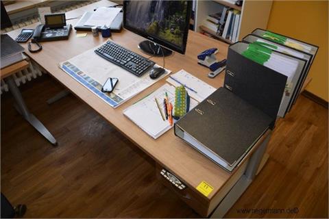 elektrisch höhenverstellbarer Schreibtisch (Untergestell: Metall/silber, Oberteil: Resopal/braun, Maße: ca. 2000 x 1000 mm)