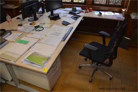 Schreibtisch (Maße: ca. 2000 x 980 mm)